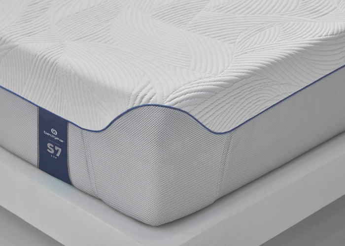 Close up view of the corner of the BEDGEAR S7 Performance Mattress